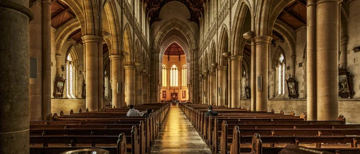 Il parroco caccia cane e padrone dalla chiesa